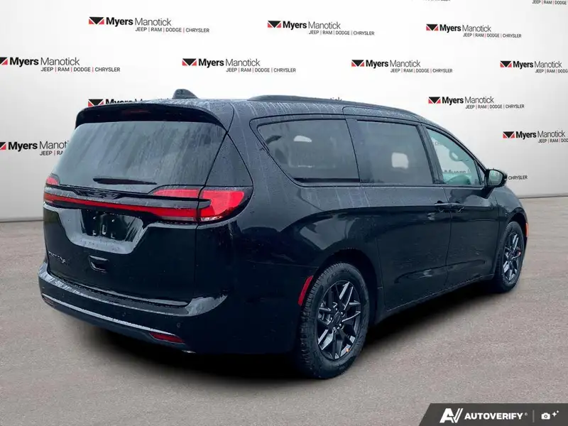 2027 Chrysler Pacifica Select, černá, dovoz Kanada — foto 5 z 12
