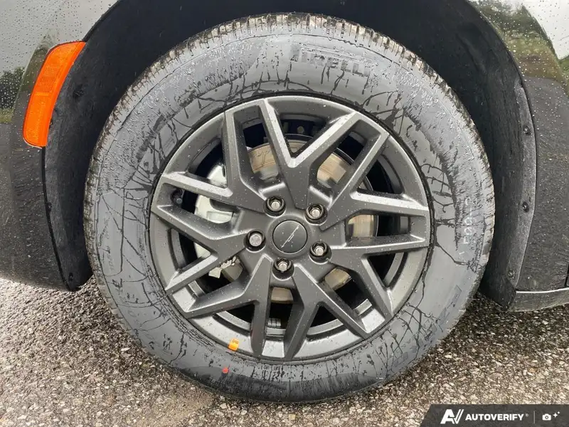 2027 Chrysler Pacifica Select, černá, dovoz Kanada — foto 9 z 12