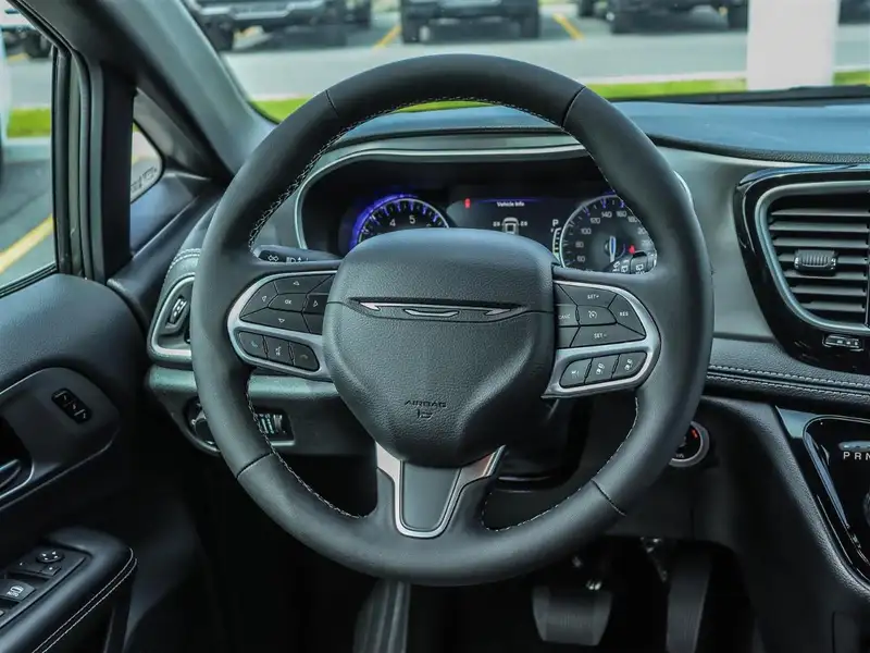2027 Chrysler Pacifica Select, zelená, 93 km, dovoz Kanada — foto 10 z 12