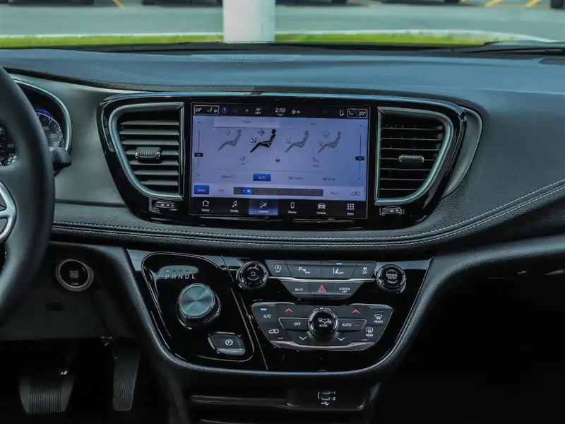 2027 Chrysler Pacifica Select, zelená, 93 km, dovoz Kanada — foto 11 z 12
