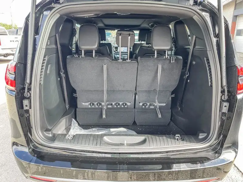 2027 Chrysler Pacifica Select, černá, 29 km, dovoz Kanada — foto 11 z 12
