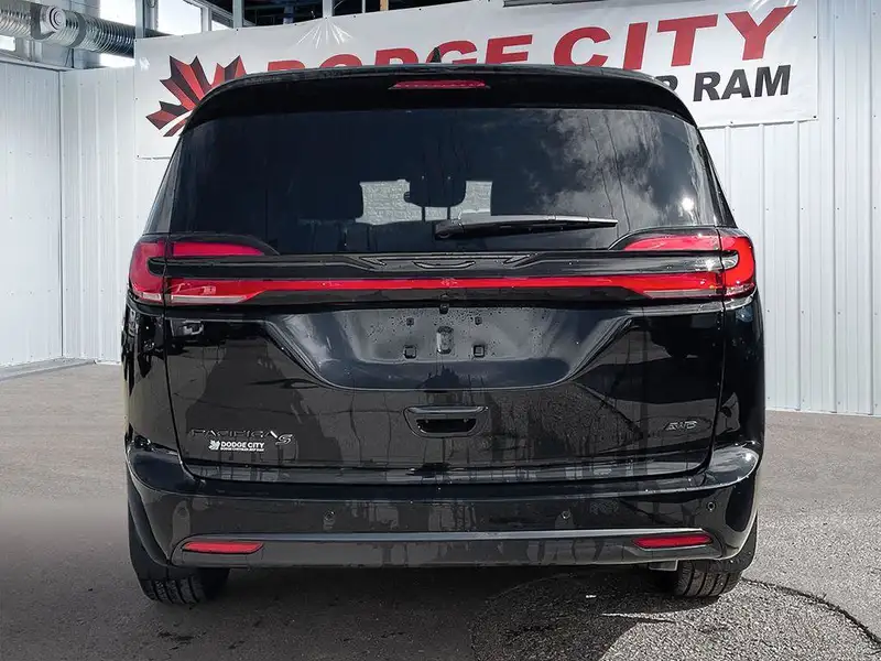 2027 Chrysler Pacifica Select, černá, 29 km, dovoz Kanada — foto 4 z 12