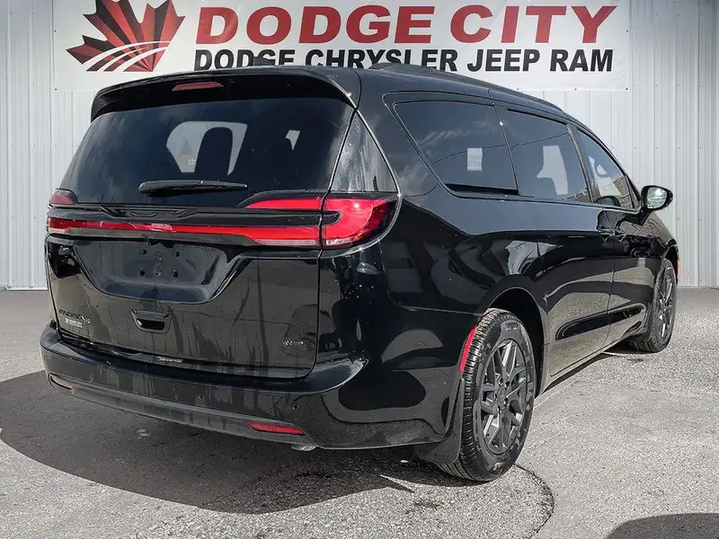 2027 Chrysler Pacifica Select, černá, 29 km, dovoz Kanada — foto 5 z 12