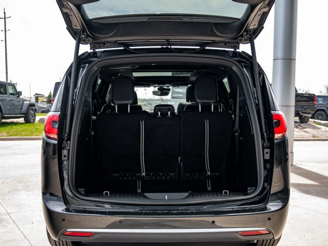 2027 Chrysler Pacifica SELECT, černá, 0 km, dovoz Kanada — foto 8 z 20
