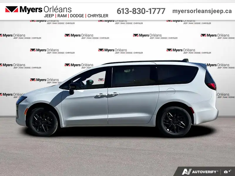 2027 Chrysler Pacifica Select AWD, bílá, dovoz Kanada — foto 2 z 12