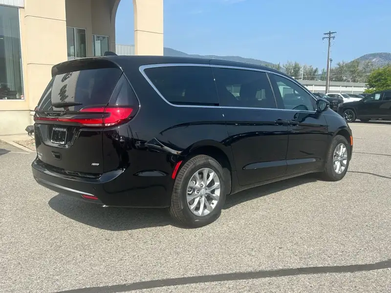 2027 Chrysler Pacifica Select AWD, černá, 0 km, dovoz Kanada — foto 5 z 12