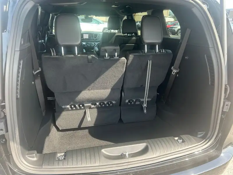 2027 Chrysler Pacifica Select AWD, černá, 0 km, dovoz Kanada — foto 7 z 12
