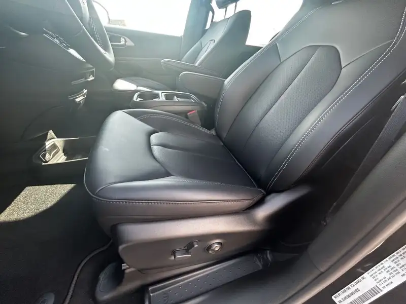2027 Chrysler Pacifica Select AWD, černá, 0 km, dovoz Kanada — foto 9 z 12