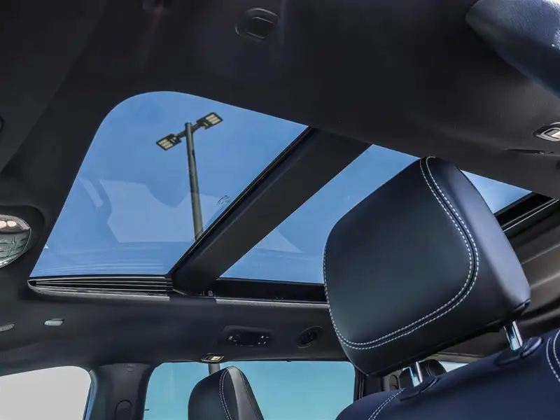 2027 Chrysler Pacifica Select, černá, 7 km, dovoz Kanada — foto 10 z 12
