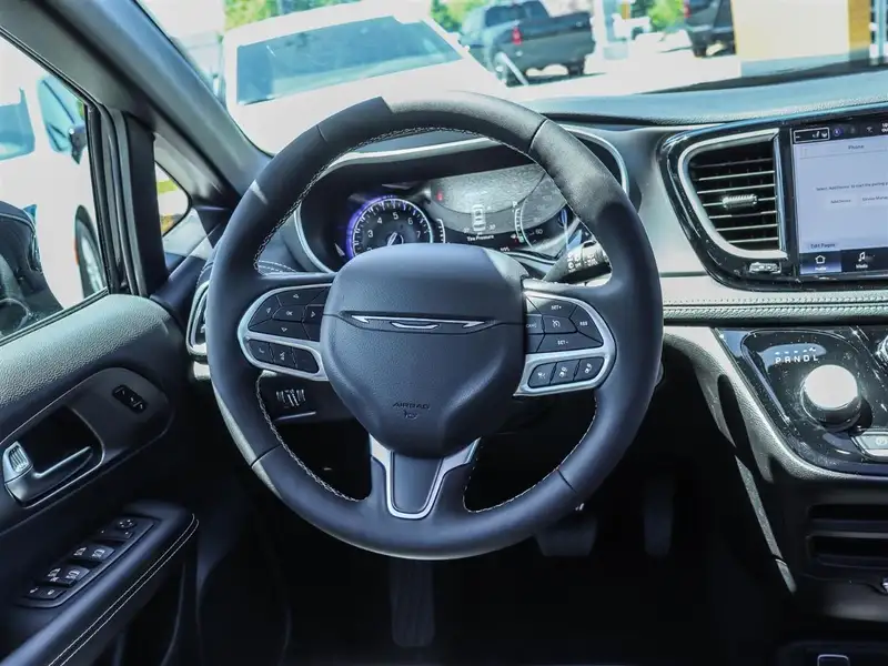 2027 Chrysler Pacifica Select, černá, 7 km, dovoz Kanada — foto 11 z 12
