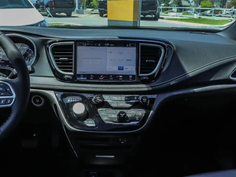 2027 Chrysler Pacifica Select, černá, 7 km, dovoz Kanada — foto 12 z 12