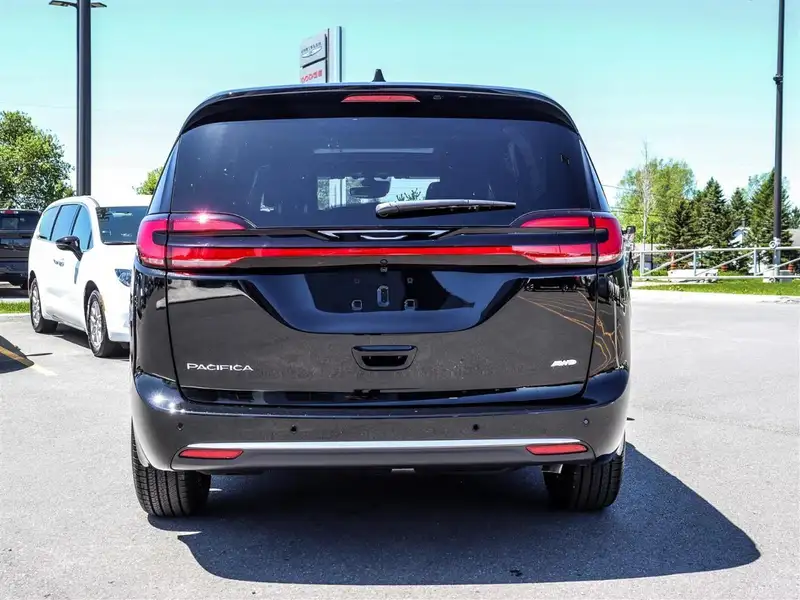 2027 Chrysler Pacifica Select, černá, 7 km, dovoz Kanada — foto 4 z 12