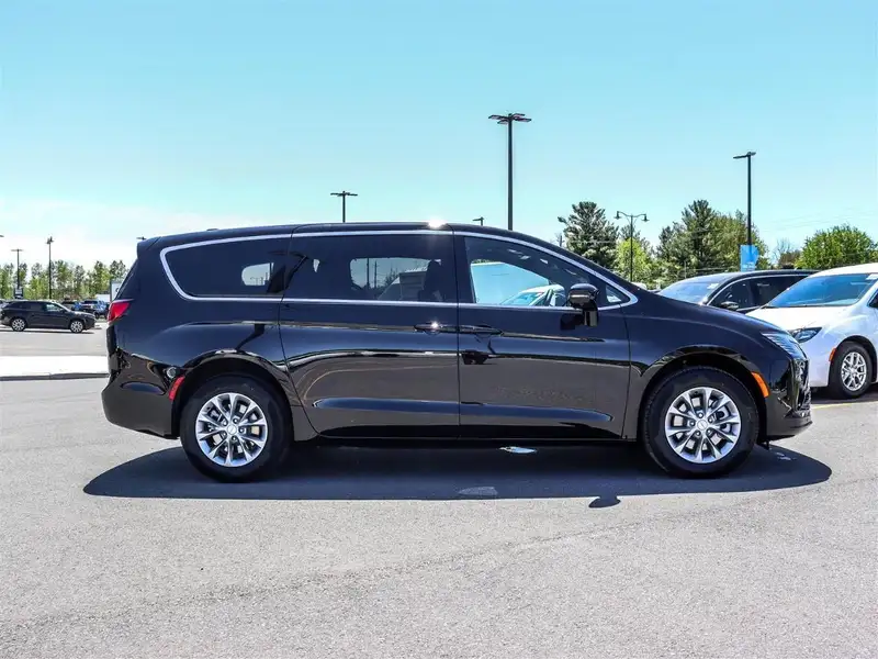 2027 Chrysler Pacifica Select, černá, 7 km, dovoz Kanada — foto 5 z 12