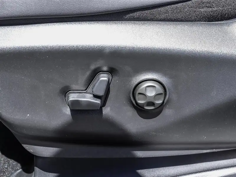 2027 Chrysler Pacifica Select, černá, 7 km, dovoz Kanada — foto 6 z 12