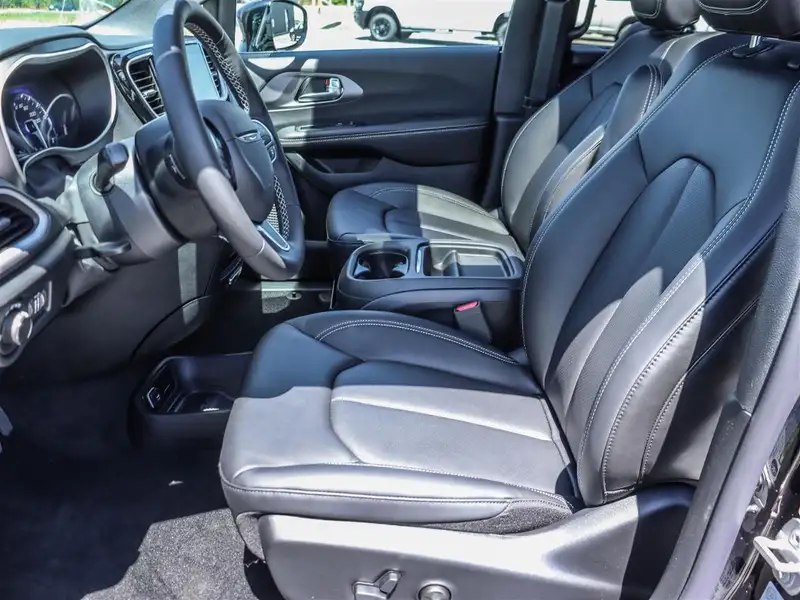 2027 Chrysler Pacifica Select, černá, 7 km, dovoz Kanada — foto 7 z 12