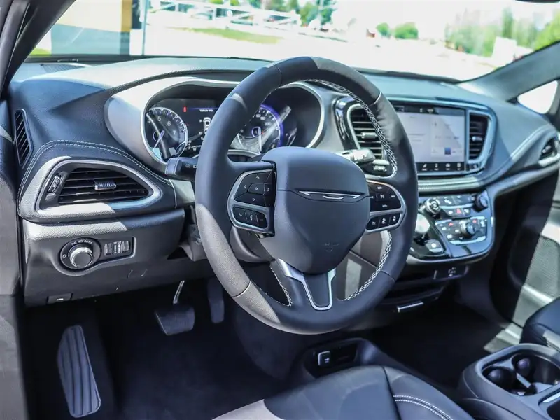2027 Chrysler Pacifica Select, černá, 7 km, dovoz Kanada — foto 8 z 12