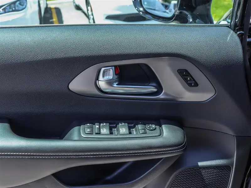 2027 Chrysler Pacifica Select, černá, 7 km, dovoz Kanada — foto 9 z 12
