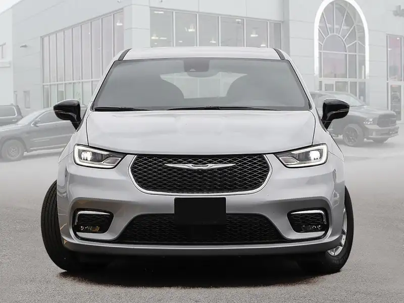 2026 Chrysler Pacifica, stříbrná, 450 km, dovoz Kanada — foto 2 z 10