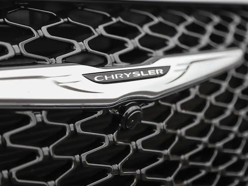 2026 Chrysler Pacifica, stříbrná, 450 km, dovoz Kanada — foto 8 z 10