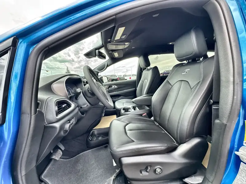 2027 Chrysler Pacifica Select, modrá, 19 km, dovoz Kanada — foto 7 z 12