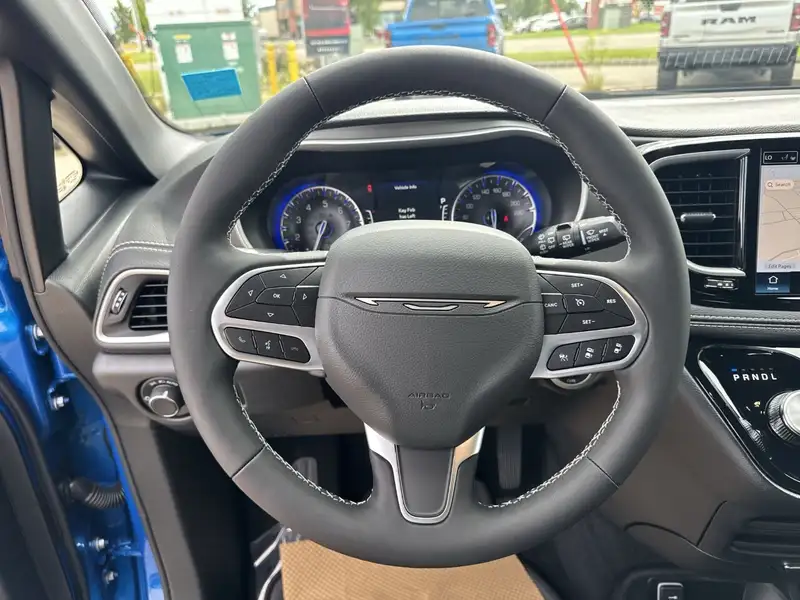 2027 Chrysler Pacifica Select, modrá, 19 km, dovoz Kanada — foto 9 z 12