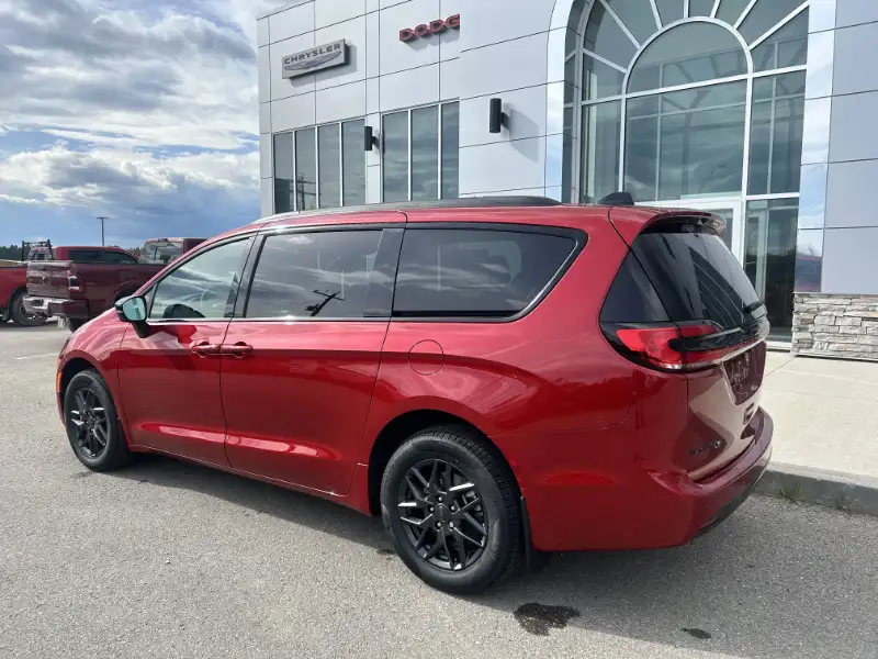 2027 Chrysler Pacifica Select AWD, červená, 43 km, dovoz Kanada — foto 8 z 12