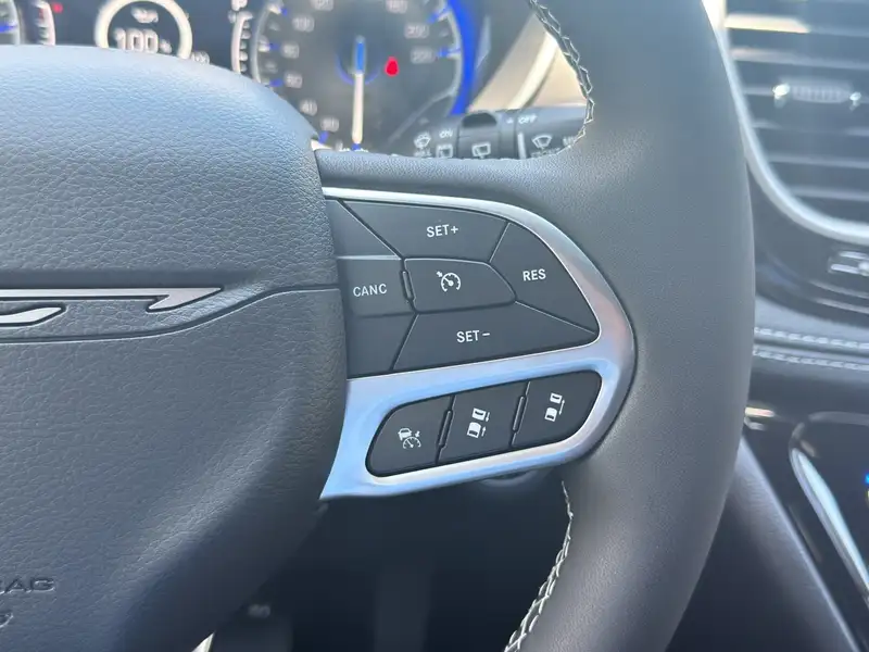 2027 Chrysler Pacifica Select AWD, černá, dovoz Kanada — foto 12 z 12
