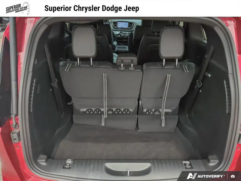 2027 Chrysler Pacifica Select, červená, dovoz Kanada — foto 12 z 12