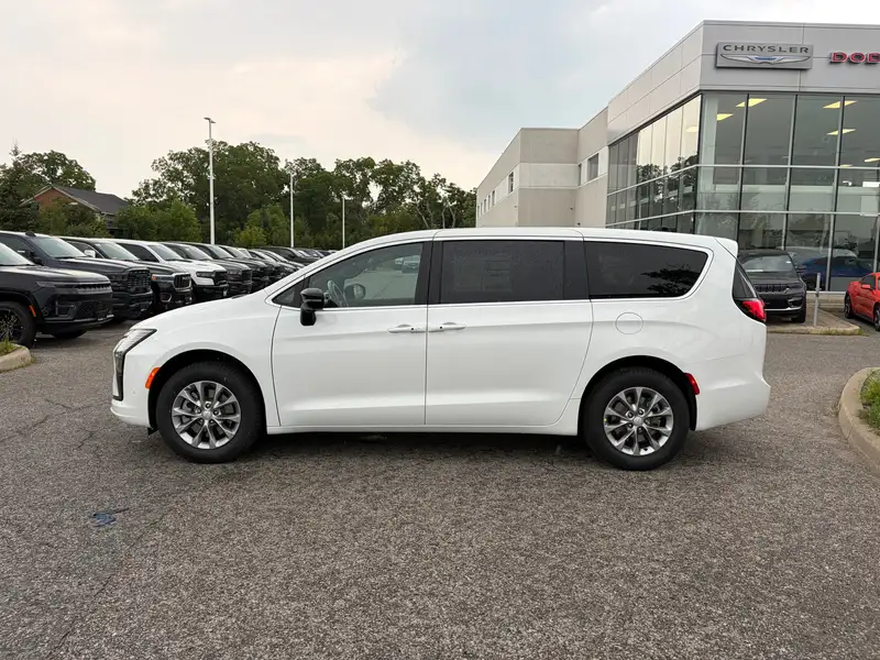 2027 Chrysler Pacifica Select AWD, bílá, dovoz Kanada — foto 2 z 12