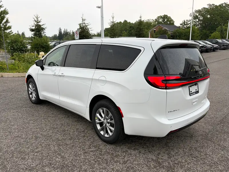 2027 Chrysler Pacifica Select AWD, bílá, dovoz Kanada — foto 3 z 12