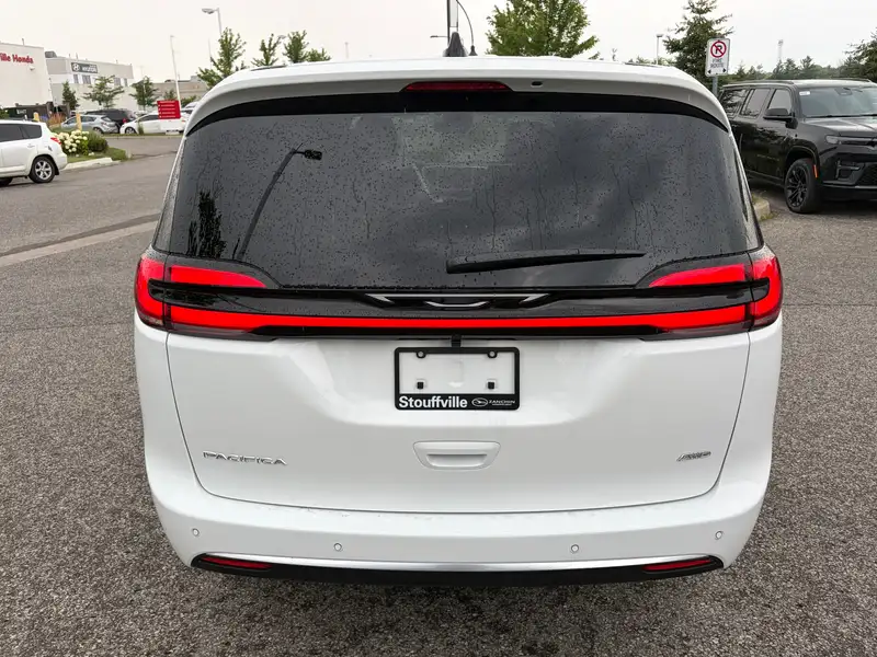 2027 Chrysler Pacifica Select AWD, bílá, dovoz Kanada — foto 4 z 12