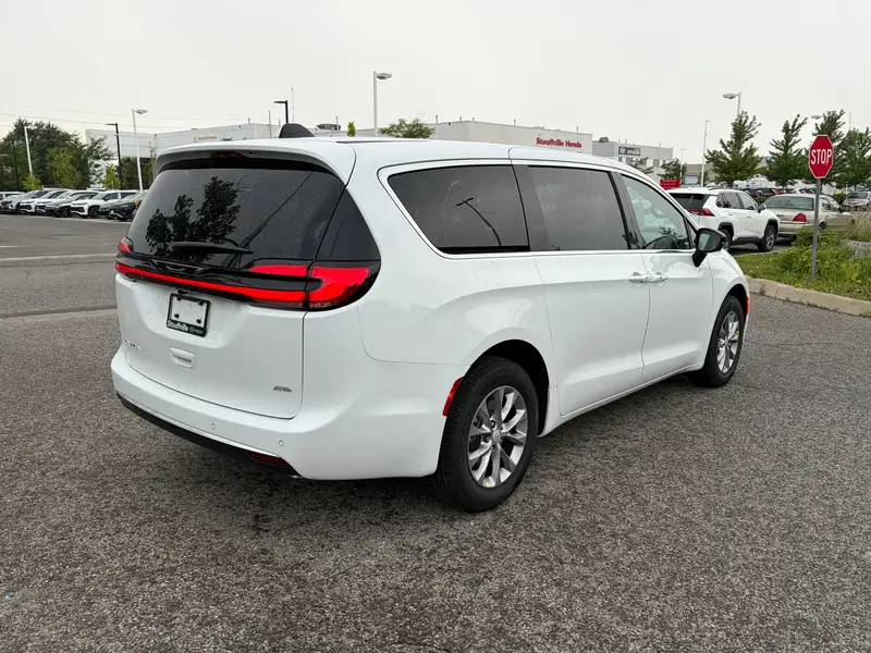 2027 Chrysler Pacifica Select AWD, bílá, dovoz Kanada — foto 5 z 12