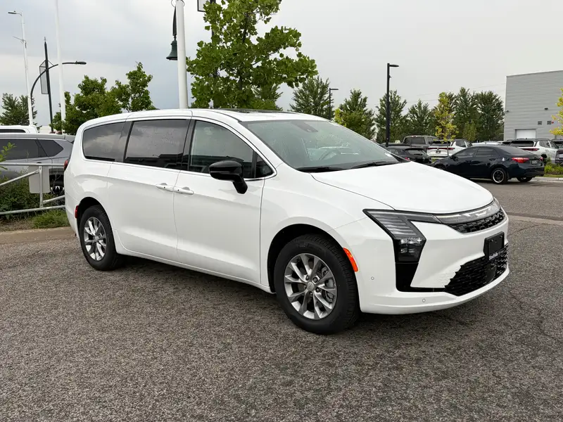 2027 Chrysler Pacifica Select AWD, bílá, dovoz Kanada — foto 7 z 12