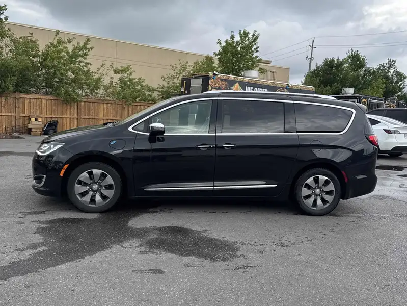 2017 Chrysler Pacifica Platinum, černá, 113 040 km, dovoz Kanada — foto 3 z 8