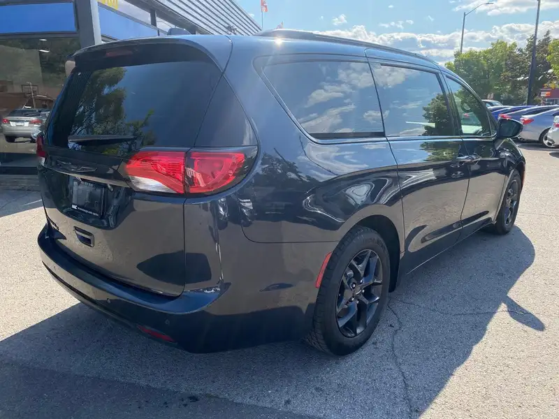 2019 Chrysler Pacifica Touring-L, šedá, 173 000 km, dovoz Kanada — foto 5 z 12