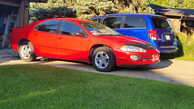 2001 Chrysler Intrepid ES, červená, 14 000 km, dovoz Kanada — foto 2 z 4
