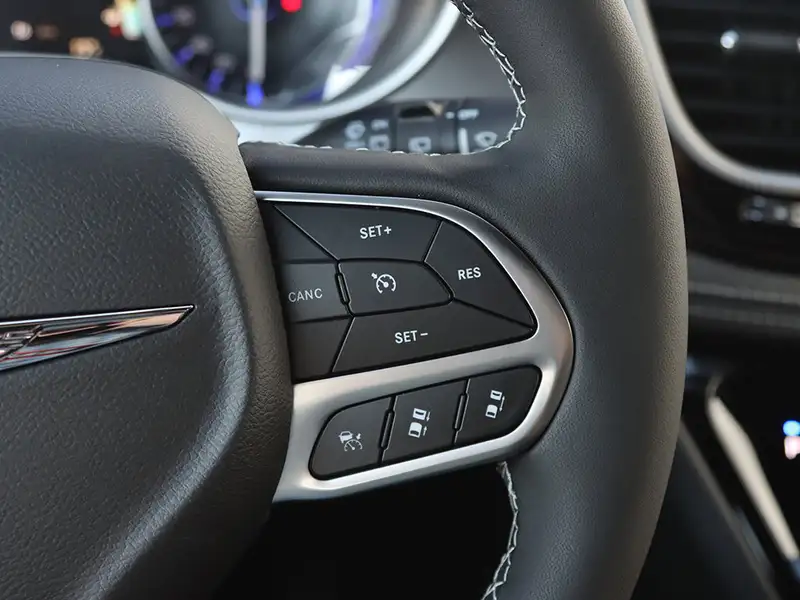 2026 Chrysler Pacifica Select, bílá, 12 373 km, dovoz Kanada — foto 10 z 12