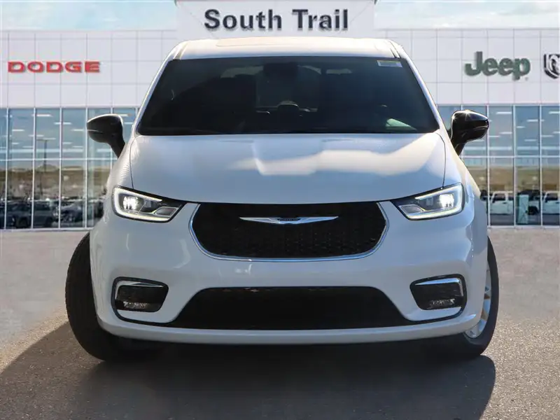 2026 Chrysler Pacifica Select, bílá, 12 373 km, dovoz Kanada — foto 2 z 12