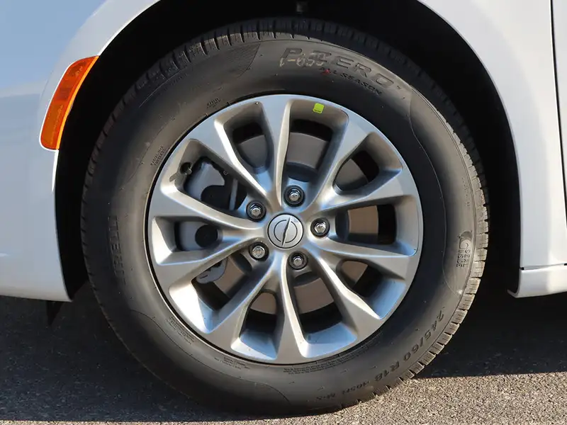 2026 Chrysler Pacifica Select, bílá, 12 373 km, dovoz Kanada — foto 4 z 12