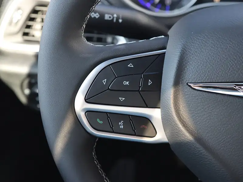 2026 Chrysler Pacifica Select, bílá, 12 373 km, dovoz Kanada — foto 9 z 12
