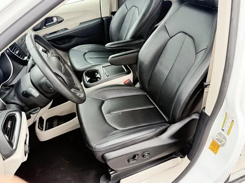 2024 Chrysler Pacifica TOURING-L 3ROW, bílá, 107 215 km, dovoz Kanada — foto 8 z 12