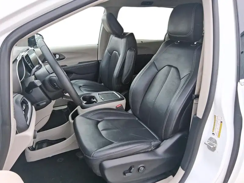 2024 Chrysler Pacifica TOURING L-3ROW, bílá, 96 544 km, dovoz Kanada — foto 8 z 12