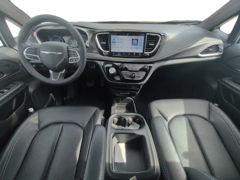 2026 Chrysler Pacifica Select, stříbrná, 7 735 km, dovoz Kanada — foto 10 z 12