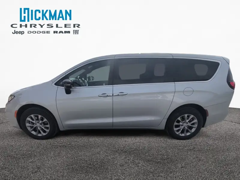 2026 Chrysler Pacifica Select, stříbrná, 7 735 km, dovoz Kanada — foto 2 z 12