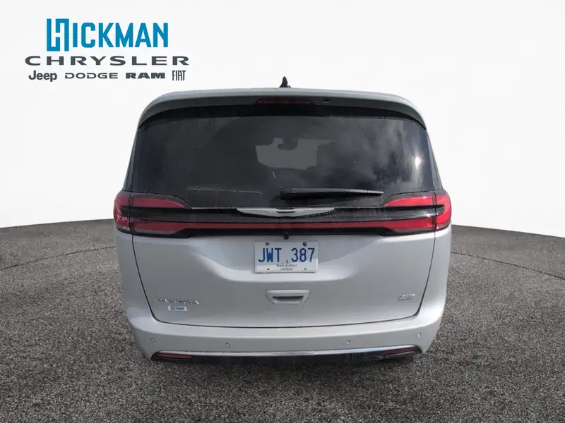 2026 Chrysler Pacifica Select, stříbrná, 7 735 km, dovoz Kanada — foto 4 z 12