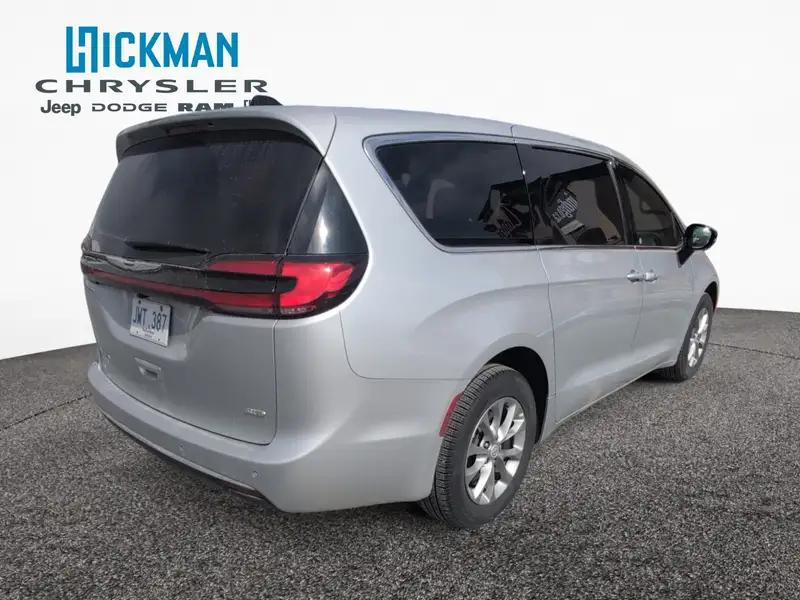 2026 Chrysler Pacifica Select, stříbrná, 7 735 km, dovoz Kanada — foto 5 z 12
