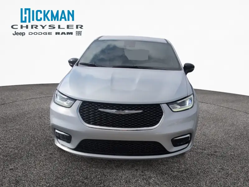 2026 Chrysler Pacifica Select, stříbrná, 7 735 km, dovoz Kanada — foto 8 z 12