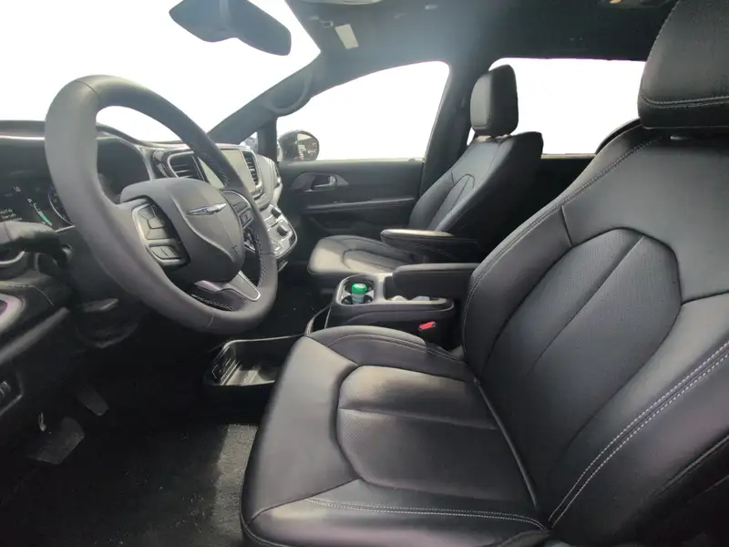 2026 Chrysler Pacifica Select, stříbrná, 7 735 km, dovoz Kanada — foto 9 z 12