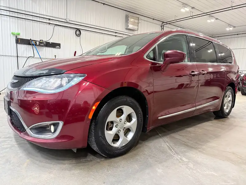 2017 Chrysler Pacifica Touring-L Plus, červená, 185 000 km, dovoz Kanada — foto 2 z 12