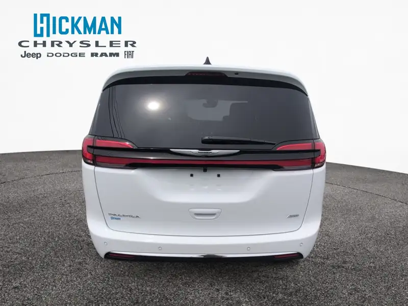 2026 Chrysler Pacifica Select, bílá, 142 km, dovoz Kanada — foto 4 z 12